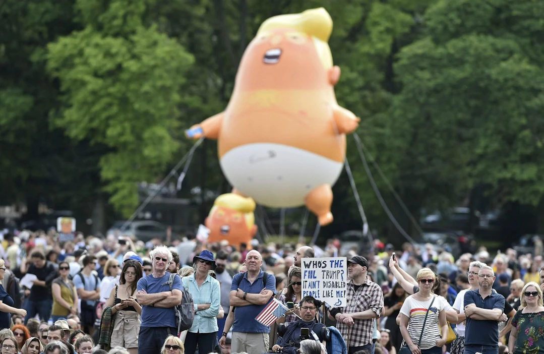 Yhdysvaltain presidenttiä Donald Trumpia kritisoitiin mielenosoituksissa myös Skotlannissa ja Lontoossa aiemmin kuluneella viikolla. LEHTIKUVA/AFP