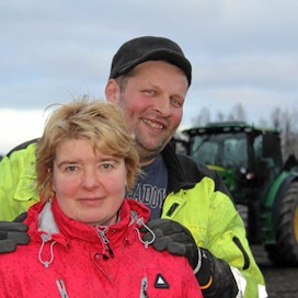  Hannele ja Ari Sironen luotsaavat luottavaisin mielin 29 lypsävän maidontuotantotilaa. &quot;Laajentamisen sijaan panostamme karjan hyvinvointiin. Tavoitteena on tuottaa onnellisen lehmän maitoa.&quot;