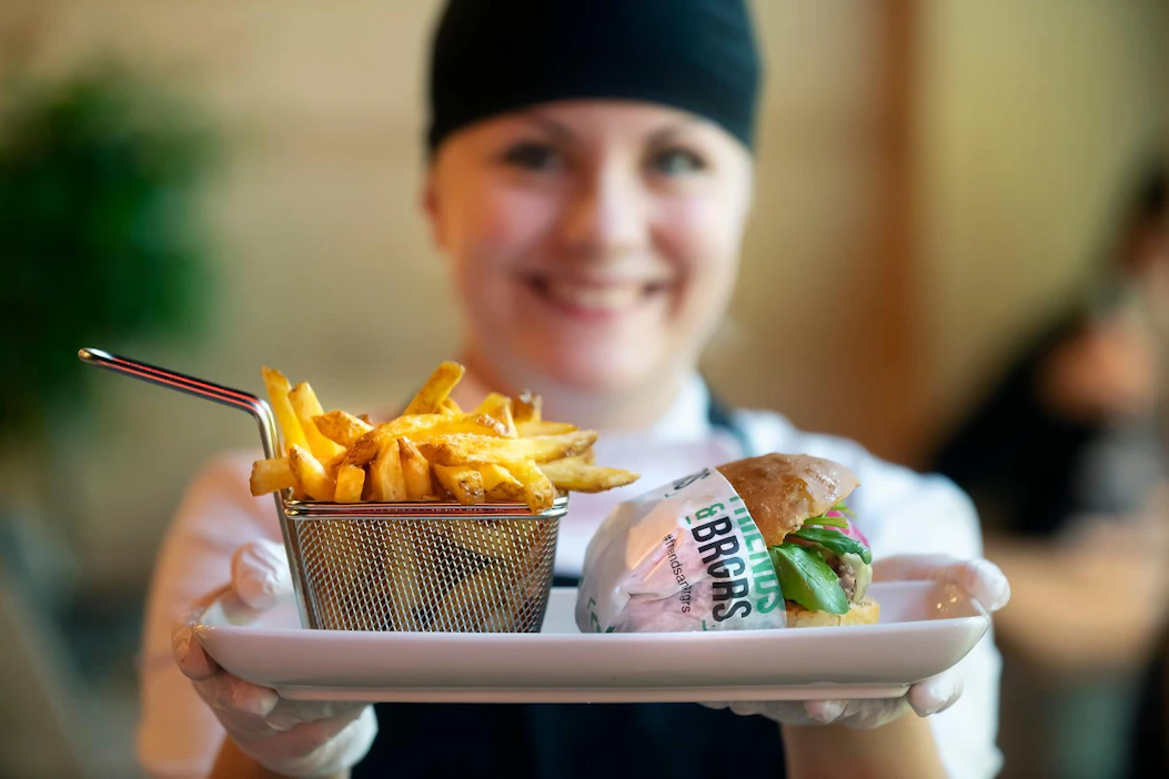 Marie Mäenpää on ravintolapäällikkö Vaasaan vasta avatussa Friends & Brgrs -ravintolassa.