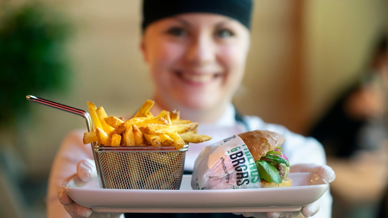Marie Mäenpää on ravintolapäällikkö Vaasaan vasta avatussa Friends & Brgrs -ravintolassa.