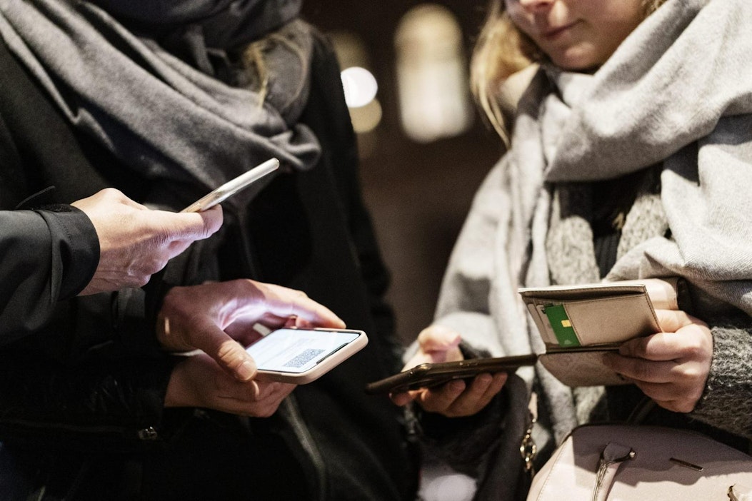 Koronapasseja tarkastettiin ravintolan ovella viikonloppuna. LEHTIKUVA / Roni Rekomaa