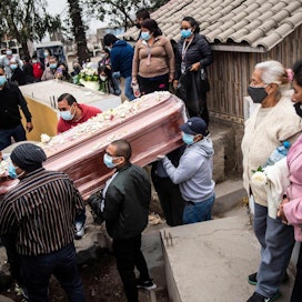 Perua koettelee parhaillaan koronan kolmas aalto. Kuva hautajaisista Limassa on viime kesäkuulta.
