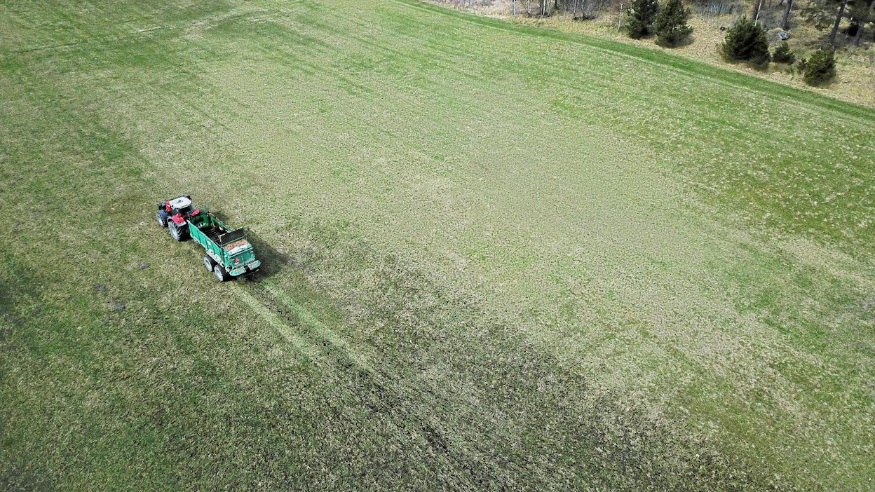 Urakoitsija Antti Uotila FArmWorksista levitti lihakarjan lantaa vapun jälkeen Sauvossa. Automatiikka huolehti siitä, että lantaa levisi juuri sen verran kuin piti joka kohtaan.