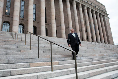 Politiikassa tehdään aina lehmänkauppoja, sillä mitään ei saa yksin läpi, sanoo kolmannen kauden jälkeen eduskunnan jättävä Eero Lehti. Päätös ei ole tosin aivan lopullinen, vaan riippuu kokoomuksen kannatus- ja ehdokastilanteesta lähempänä vaaleja.
