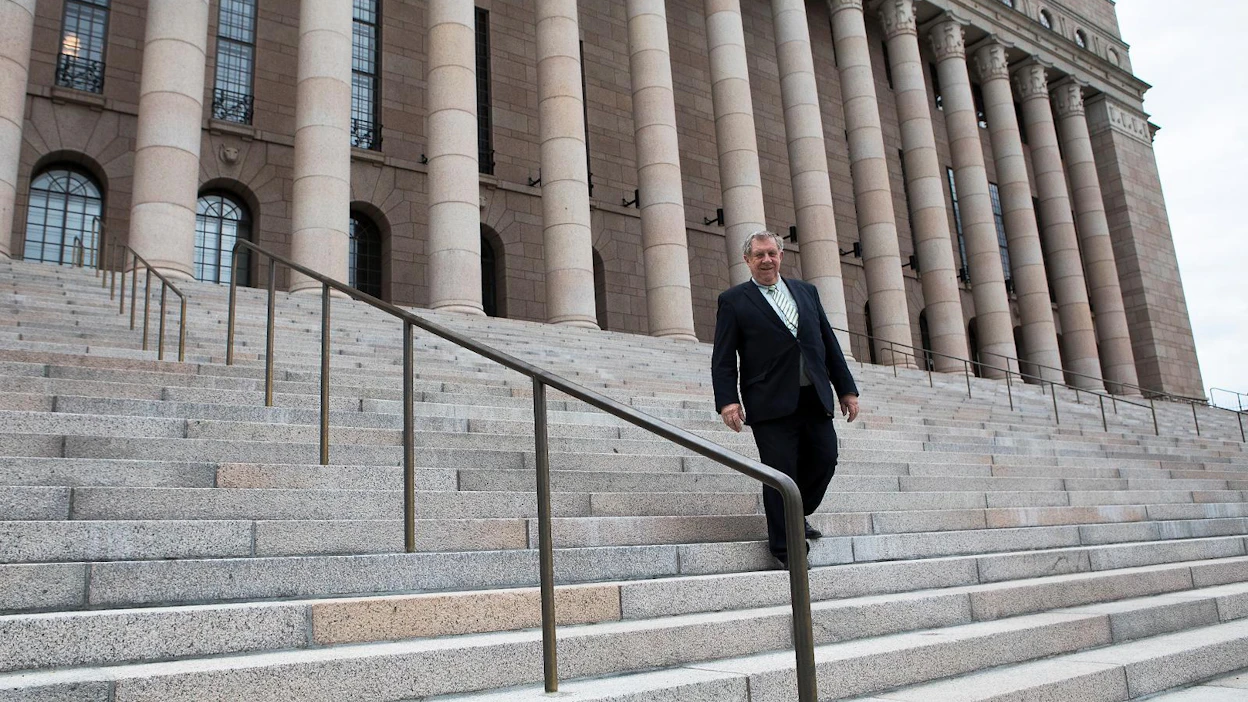 Politiikassa tehdään aina lehmänkauppoja, sillä mitään ei saa yksin läpi, sanoo kolmannen kauden jälkeen eduskunnan jättävä Eero Lehti. Päätös ei ole tosin aivan lopullinen, vaan riippuu kokoomuksen kannatus- ja ehdokastilanteesta lähempänä vaaleja.