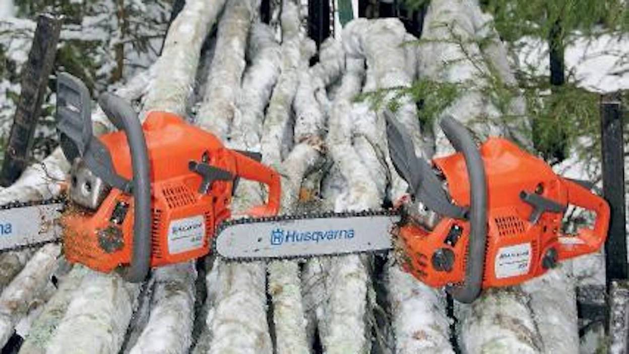 Uuden Husqvarna 400-sarjan keventyminen ilahdutti. Liki saman painoisissa sahoissa isompitehoinen on lisähintansa väärti metsätöissä.