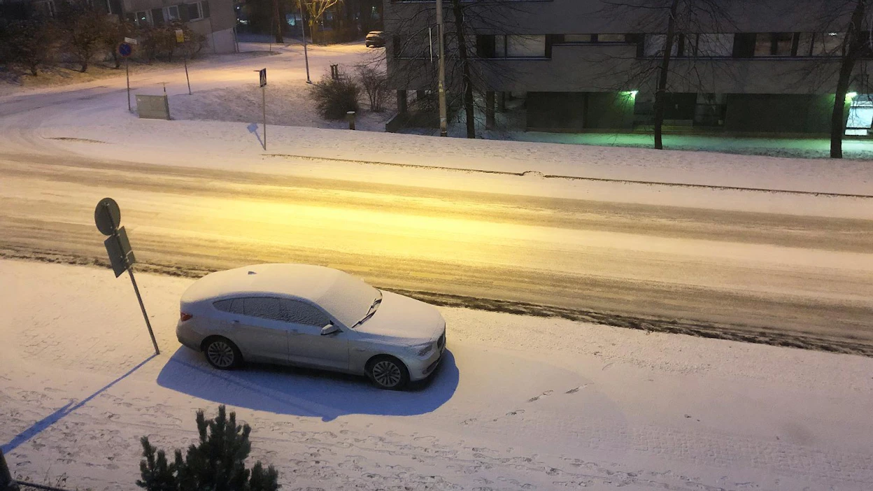 Jääskrapa ja harja ovat varmin ja turvallisin tapa siistiä lumi ja jää pois auton ikkunoista
