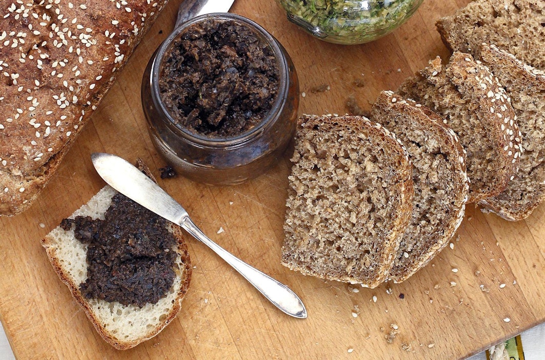 Tapenadet maistuvat leivän päällä.