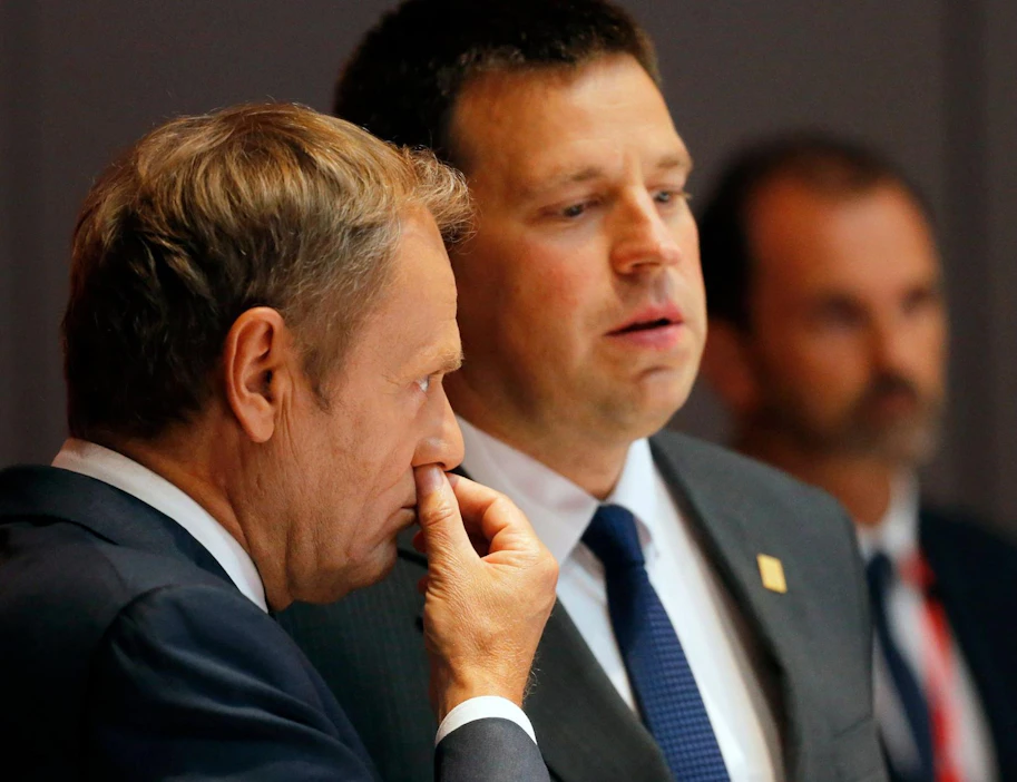 Huippukokousta johtava Donald Tusk keskusteli Viron pääministerin Jüri Rataksen kanssa Brysselissä. LEHTIKUVA/ AFP