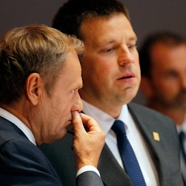 Huippukokousta johtava Donald Tusk keskusteli Viron pääministerin Jüri Rataksen kanssa Brysselissä. LEHTIKUVA/ AFP