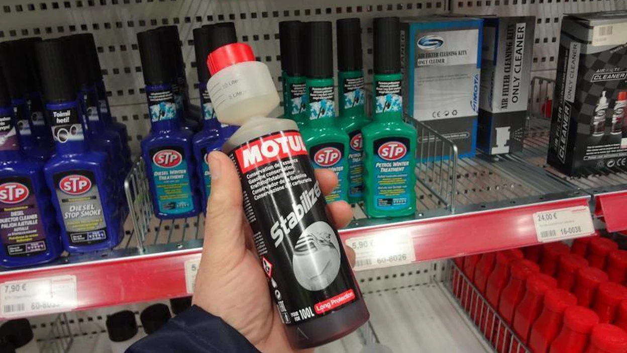 Autotarvikeliikkeet myyvät bensiinin säilyvyyttä parantavia lisäaineita useilla eri tuotenimillä. Purkin koko on usein miten 200–250 ml ja sen hinta vajaan kympin. Kuvassa näkyvä Motul-säilytysaine maksoi Motonetin myymälässä 7,90 euroa.