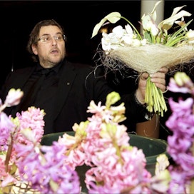 Kukkakauppias ja floristihortonomi Jouni Seppänen on kuusinkertainen kukkasidonnan Suomen mestari. Taiturin käsissä syntyy jouluinen kimppu tulppaaneista, jouluruusuista, flamingo-kukista ja orkideoista. Jaana Kankaanpää