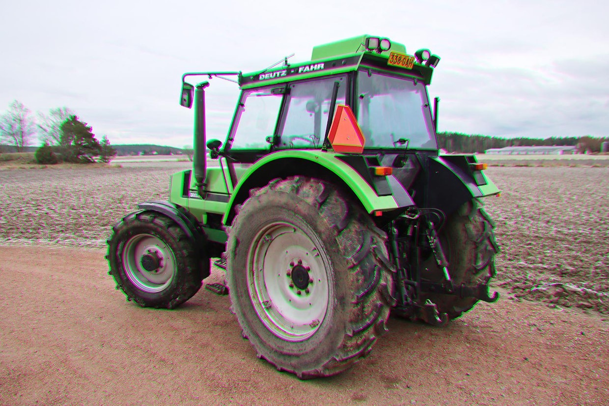 Jussi Jokinen ja Jan-Miikkael Rytsälä ovat kunnostaneet palaneen Deutz 6.30 -traktorin. Yhteisomistuksessa olevaa traktoria käytetään muokkaustöissä ja urakoinnissa. Kunnostuksen yhteydessä traktoriin on asennettu etunostolaite. Katolla oleva koroke peittää omaa tekoa olevan tuuletuspuhaltimen.