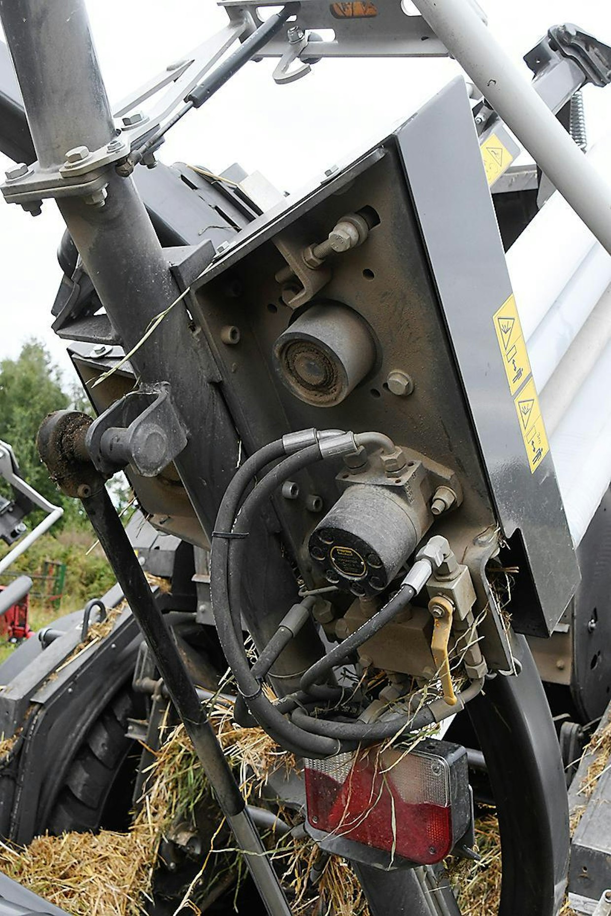 Käärintäkehää pyöritetään hydraulimoottorilla ja kitkarullilla.
