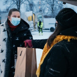 Heidi Seppälä (oik.) saa elantonsa myymällä leipiä 5-6 Reko-renkaassa. Tuija Mustonen haki tilauksensa Mäntyharjun jakelusta perjantaina.