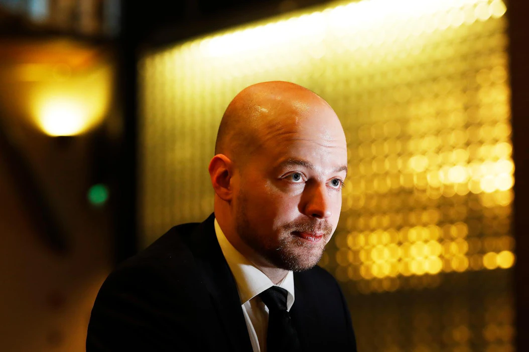 "Toivon että uudella puheenjohtajalla on pitkä taustakokemus keskustasta", Mikko Kärnä sanoo.