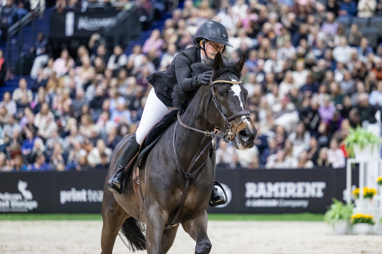 Petra Heikkinen kiitti hevostaan radan jälkeen.