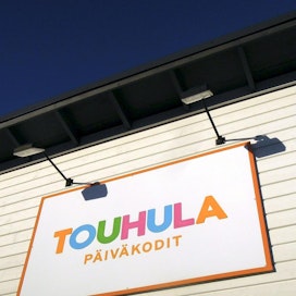 Suomen suurin yksityinen päiväkotiketju Touhula hakeutuu yrityssaneeraukseen vaikean taloudellisen tilanteensa vuoksi.