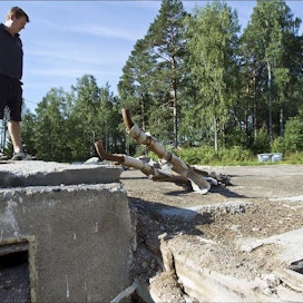 Kojon koulu purettiin uuden ekokoulun tieltä, jonka rakentaminen on nyt keskeytetty. Arto Hyytiäisen mielestä myös haja-asutusalueiden kehitykseen täytyy löytyä yhteistä rahaa. Kari Salonen