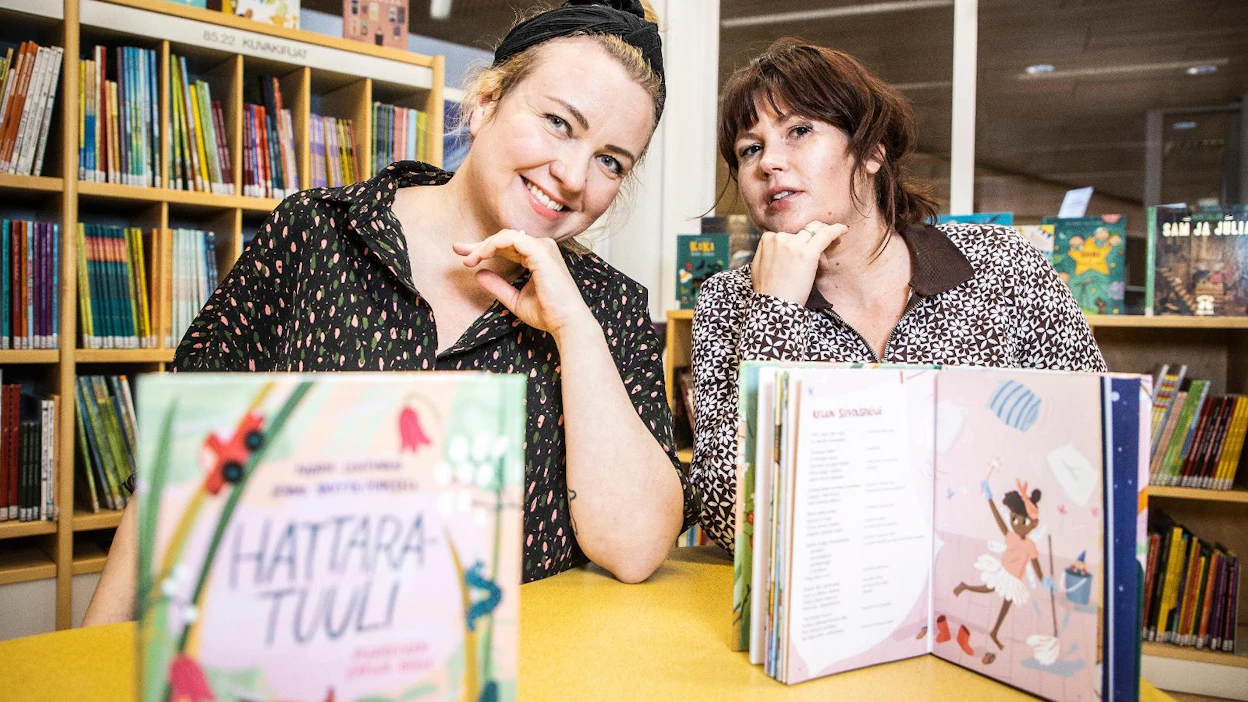 Etelä-Suomessa asuvat ystävykset Nora Lehtinen ja Jenni Skyttä-Forssell ovat aina piirrelleet lastensa selkiin. Alkuvuonna ilmestynyt Hattaratuuli-satukirjan tarinoihin on liitetty piirtämisohjeet. Kosketus auttaa lukuhetkeen keskittymistä.