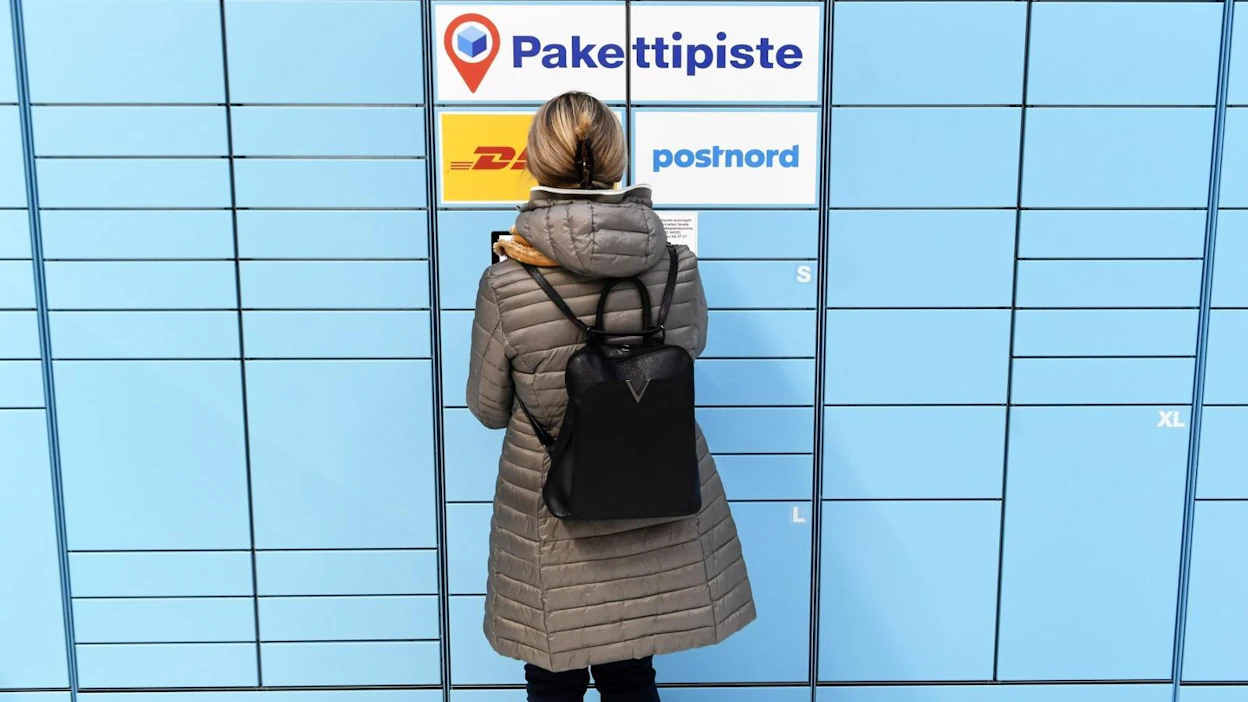 Pakettirallia kiihdyttää verkkokauppojen Black Friday -alennusmyyntitapahtuma tämän viikon perjantaina. LEHTIKUVA / Vesa Moilanen