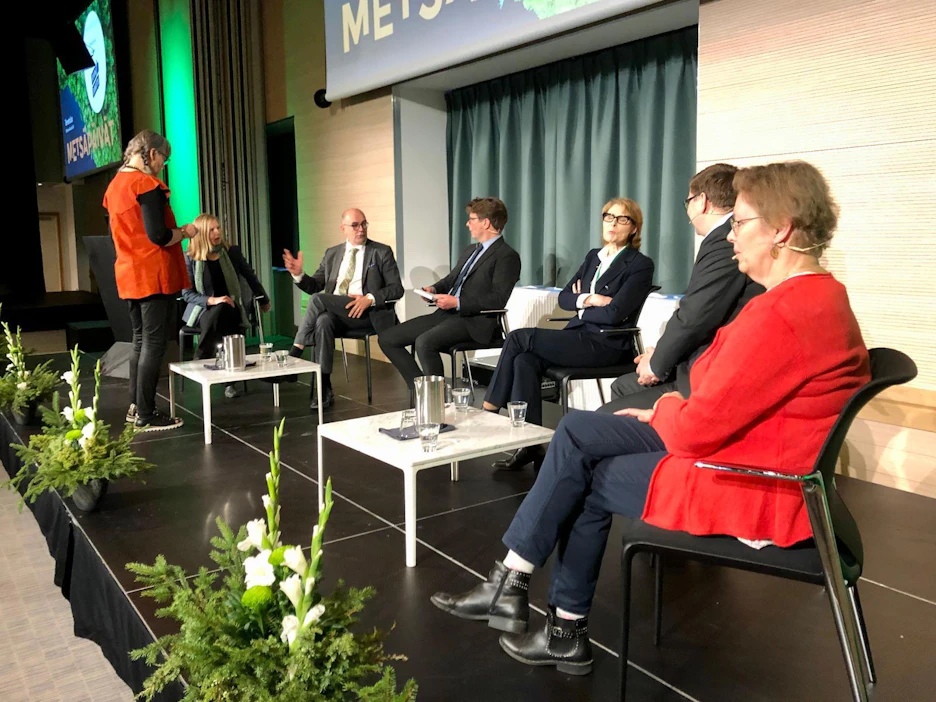 Metsäpäivien avauksessa pohdittiin metsänomistajien suhdetta monitavoitteisuuteen.
