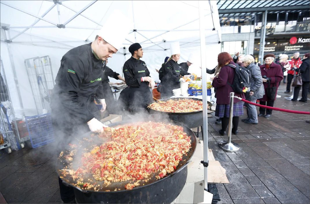 Haaga-Helian opiskelija Ville Mäntylä valmisti keskiviikkona Helsingin Narinkkatorilla lounasta kaupan ylijäämäkasviksista. Markku Vuorikari