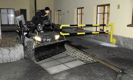 Mönkijä mahtuu luikertelemaan ahtaista koloista, sillä kulkuesteet on suunniteltu estämään auton pääsy pihalle. Aikaa ei tuhlaannu portin avaamiseen ja sulkemiseen.