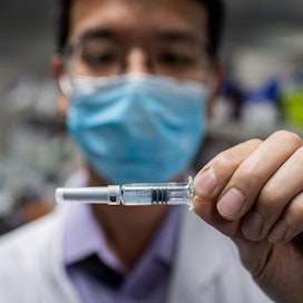 Maailmalla on vireillä lukuisia rokotehankkeita koronavirusta vastaan. LEHTIKUVA/AFP