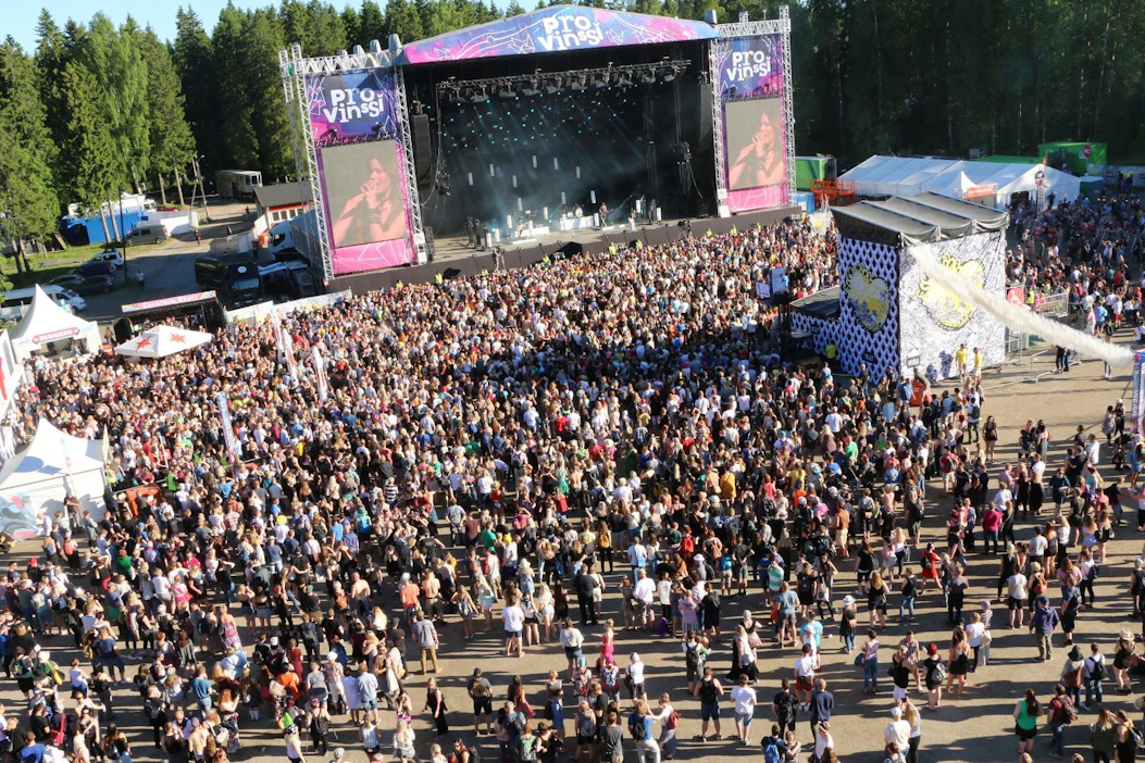 Provissialuetta sai ihailla myös maailmanpyörästä käsin. Kuva on otettu Jenni Vartiaisen keikan aikana.