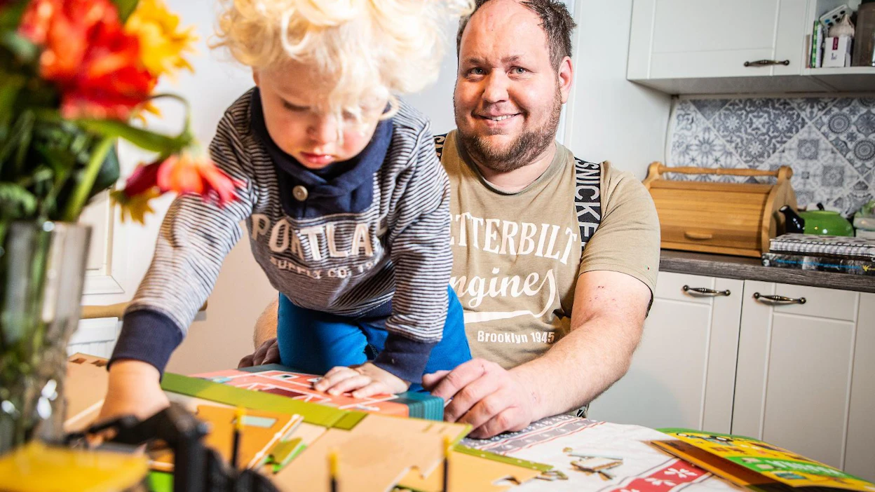 32-vuotias maatalousyrittäjä Antero Ahoranta seuraa vierestä, kun Oskari kertoo, millainen ääni kaivinkoneesta lähtee.