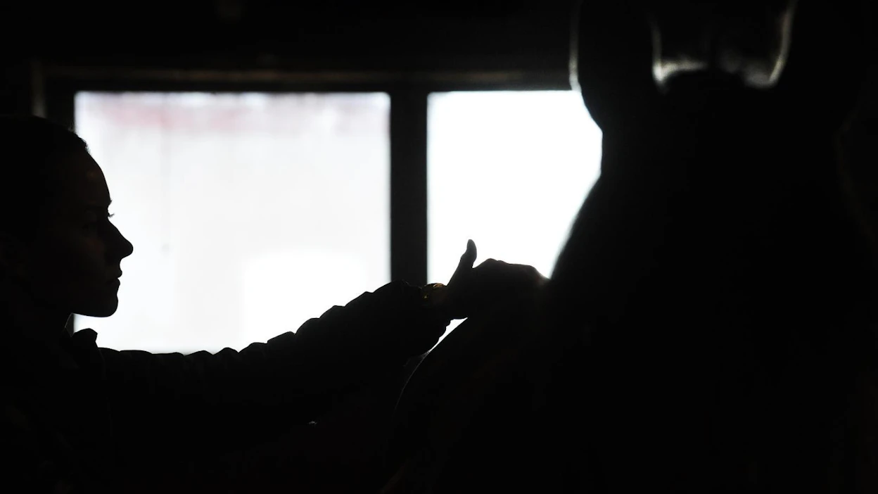 ”Kartoitetaan ongelmat ja pyritään ratkaisemaan ne. Usein se vaatii tiimityötä minun ja valmentajan lisäksi myös eläinlääkärin ja kengittäjän kanssa”, Anna-Leea Väisänen kuvailee työtään.