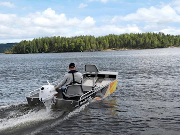 Flatfish tarjoaa tasaista kulkua ja on erinomainen alusta heittokalastukseen.  Vene yltää 9,9 hevosvoimaisella moottorilla varustettuna noin 20 solmun nopeuteen.