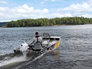 Flatfish tarjoaa tasaista kulkua ja on erinomainen alusta heittokalastukseen.  Vene yltää 9,9 hevosvoimaisella moottorilla varustettuna noin 20 solmun nopeuteen.