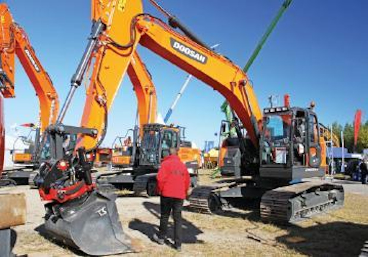 Lyhytperäisten 24-tonnisten kaivukoneiden luokka on nykyään varsin suosittu. Doosan DX235LCR-5 täyttää tuoreimmat päästönormit, mutta peltien kätköistä ei löydy hiukkassuodatinta, vaan pakokaasut puhdistuvat pakokaasunkierrätyksellä, SCR:llä ja hapetuskatalysaattorilla. Maxpossa Paupek Oy hankki peräti kuusi Doosania kerralla. (AT)