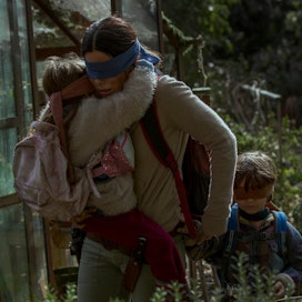 Sandra Bullockin näyttelemä Malorie joutuu kulkemaan silmät sidottuina pysyäkseen hengissä.