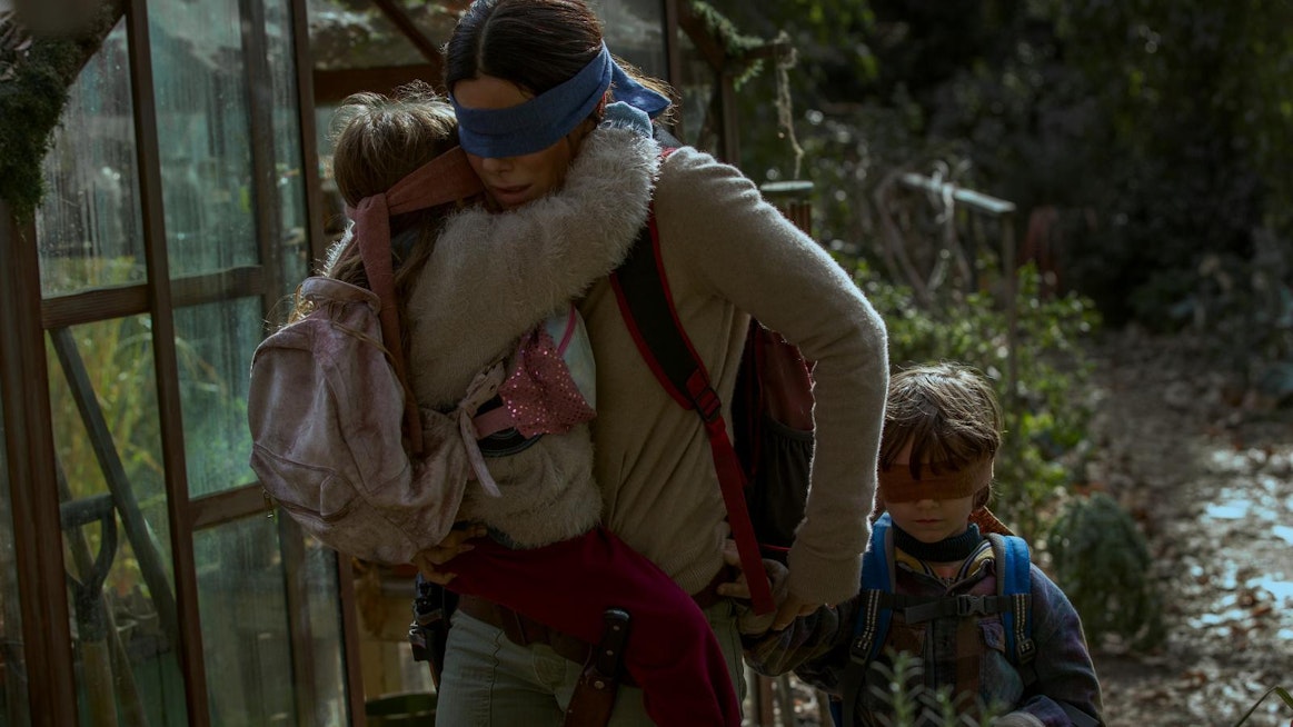Sandra Bullockin näyttelemä Malorie joutuu kulkemaan silmät sidottuina pysyäkseen hengissä.