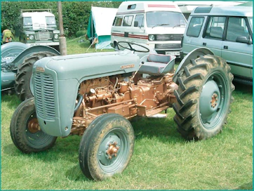 Ferguson FE-35 -traktoria valmistettiin vuosina 1956-60, Massey-Harris-Ferguson Ltd., Coventry, Englanti