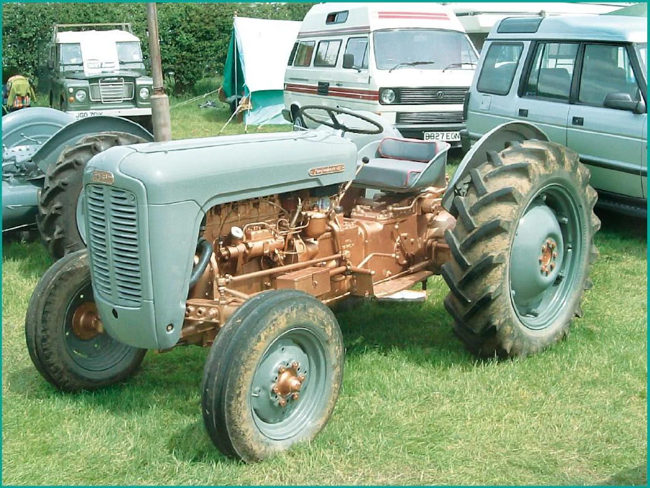 Ferguson FE-35 -traktoria valmistettiin vuosina 1956-60, Massey-Harris-Ferguson Ltd., Coventry, Englanti