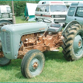 Ferguson FE-35 -traktoria valmistettiin vuosina 1956-60, Massey-Harris-Ferguson Ltd., Coventry, Englanti