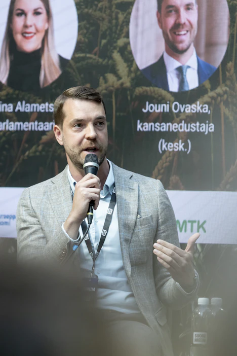 Keskustan eduskuntaryhmän varapuheenjohtaja, suuren valiokunnan (kesk.) vastaava Jouni Ovaska ei näe ennallistamisasetuksessa mitään hyvää.