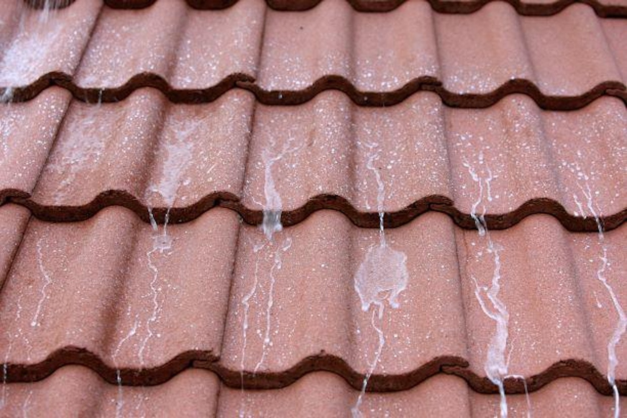 Vesi valuu pinnoitetun kattotiilen päältä pois, eikä pääse imeytymään tiilen rakenteisiin. Pinnoitus pitää katon kunnossa pitkään ja pidentää huoltoväliä.