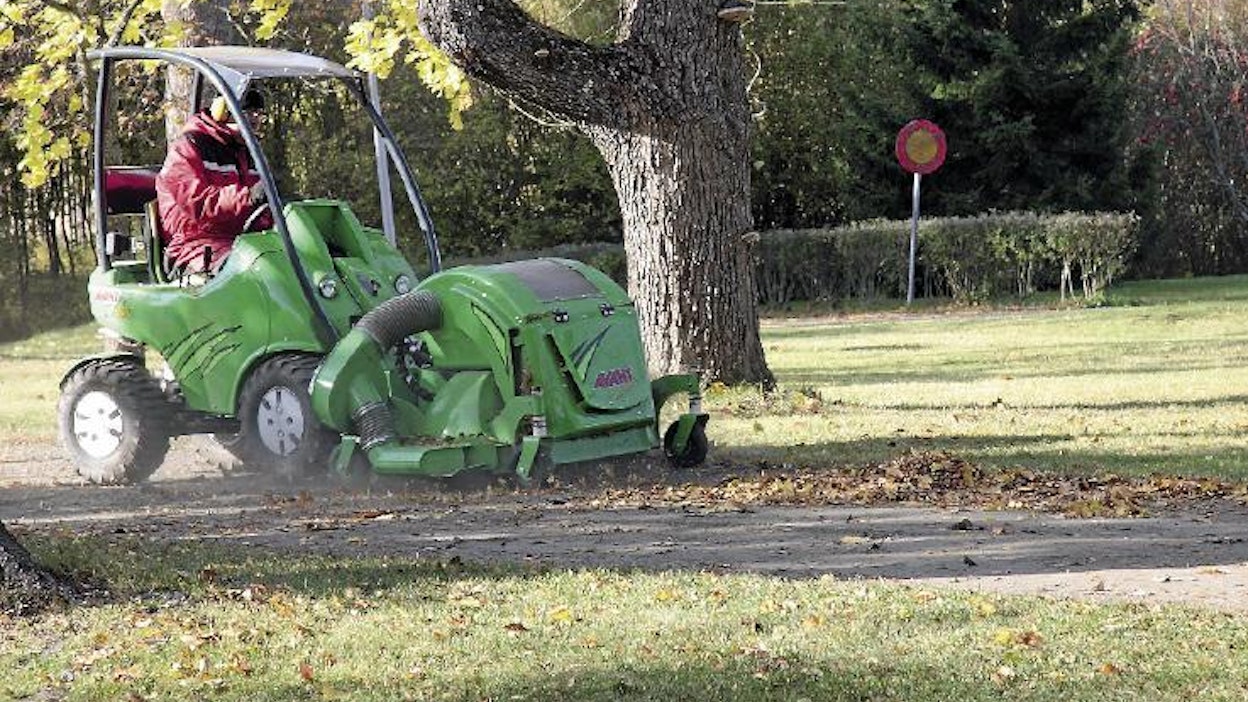 Avantin leikkurin työjälki on lehtien keruussa siisti, mutta sen säiliö ei tyhjene käsin auttamatta ainakaan tällaiseen korkealaitaiseen vaihtolavaan. Luukku avataan ja suljetaan käsin. Korkea säiliö myös peittää näkyvyyden leikkurille.