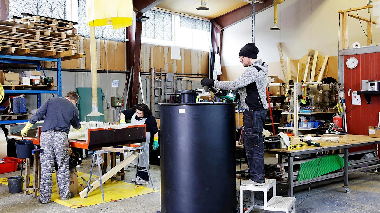Ely-keskuksen tuella imatralaisen Plastnorin on tarkoitus siirtyä uusiin toimitiloihin, jotka mahdollistavat myös metallin pintakäsittelyn. Jarno Saarinen valmistaa muovisäiliötä muovihitsaamalla, taka-alalla Markus Nordberg ja Minna Nordberg laminoivat.