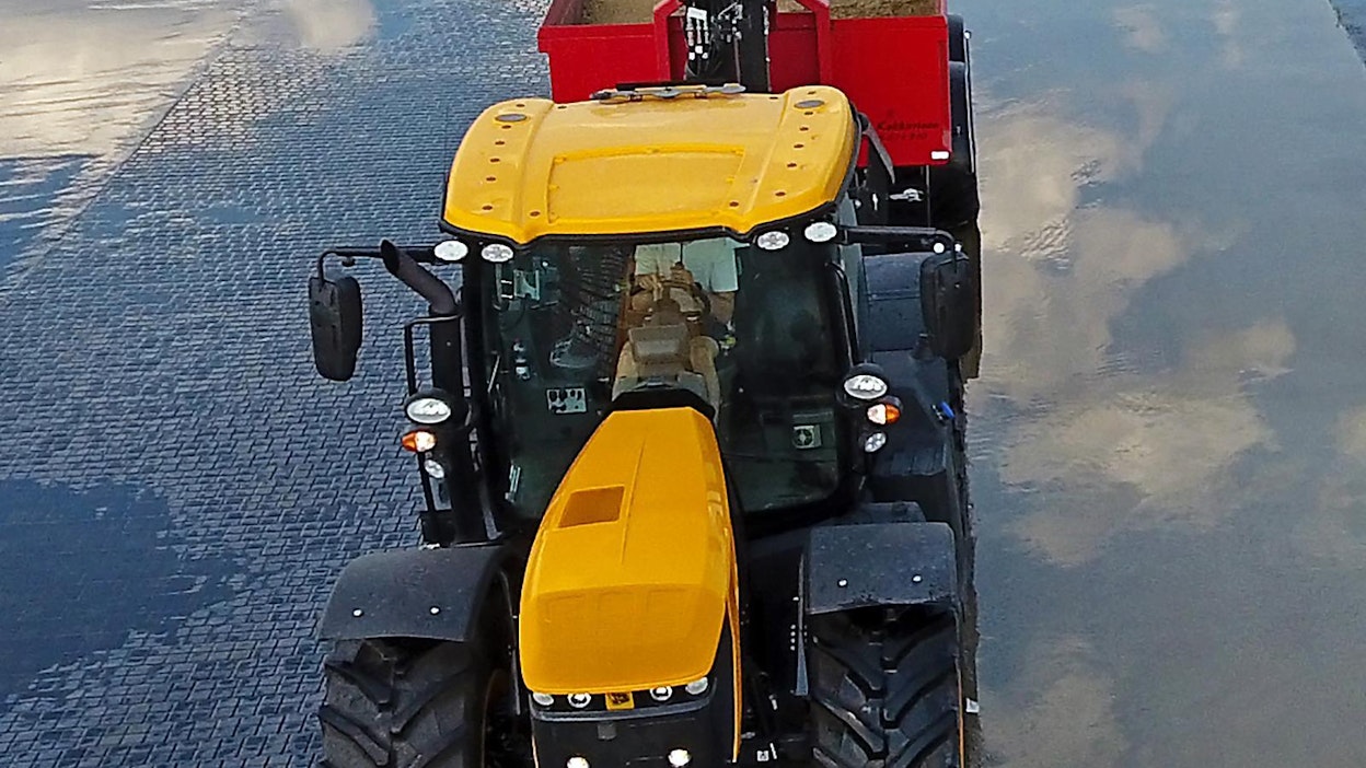 Ehdottomasti paras tilanne on silloin, kun myös traktorissa on lukkiintumattomat jarrut – kuten kuvan JCB:ssä. FMG/Kesla yhdistelmässä takana on ABS-jarrut päällä ja meno on vakaata.