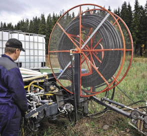 Salaojahuuhtelulaitteistoa ohjataan neljällä hydraulivivulla  yhden miehen voimin. Laite on tehty sellaiseksi, että kuka tahansa voi olla koneen käyttäjänä.