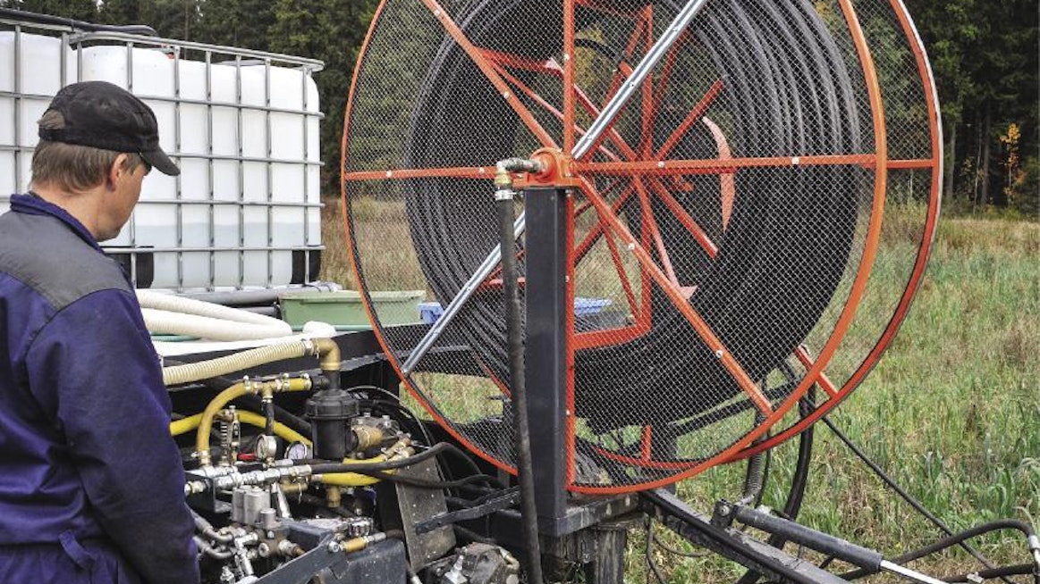 Salaojahuuhtelulaitteistoa ohjataan neljällä hydraulivivulla yhden miehen voimin. Laite on tehty sellaiseksi, että kuka tahansa voi olla koneen käyttäjänä.