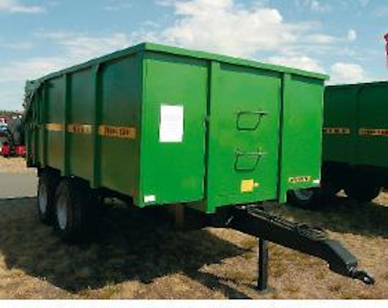 Seppo Kuisma Oy:n Kire-perävaunumallisto on täydentynyt kantavuudeltaan 10-tonnisella kiinteälaitaisella perävaunulla (kuvassa), kymmenen tonnin maansiirtovaunulla ja yhdeksän tonnin teräslaitaisella vaunulla. (HH)