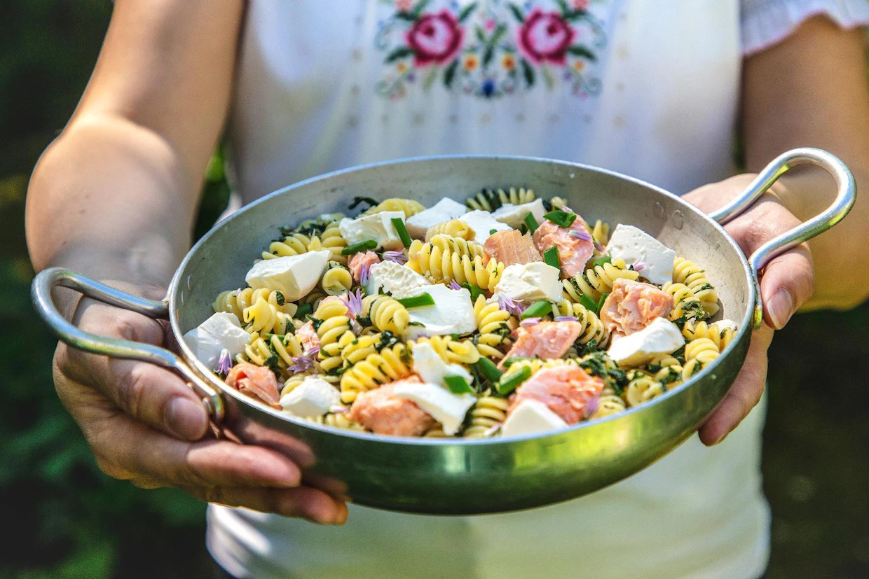 Keitä nokkos-pastasalaattiin kierrepastaa, sillä nokkossose tarttuu siihen tasaisesti.