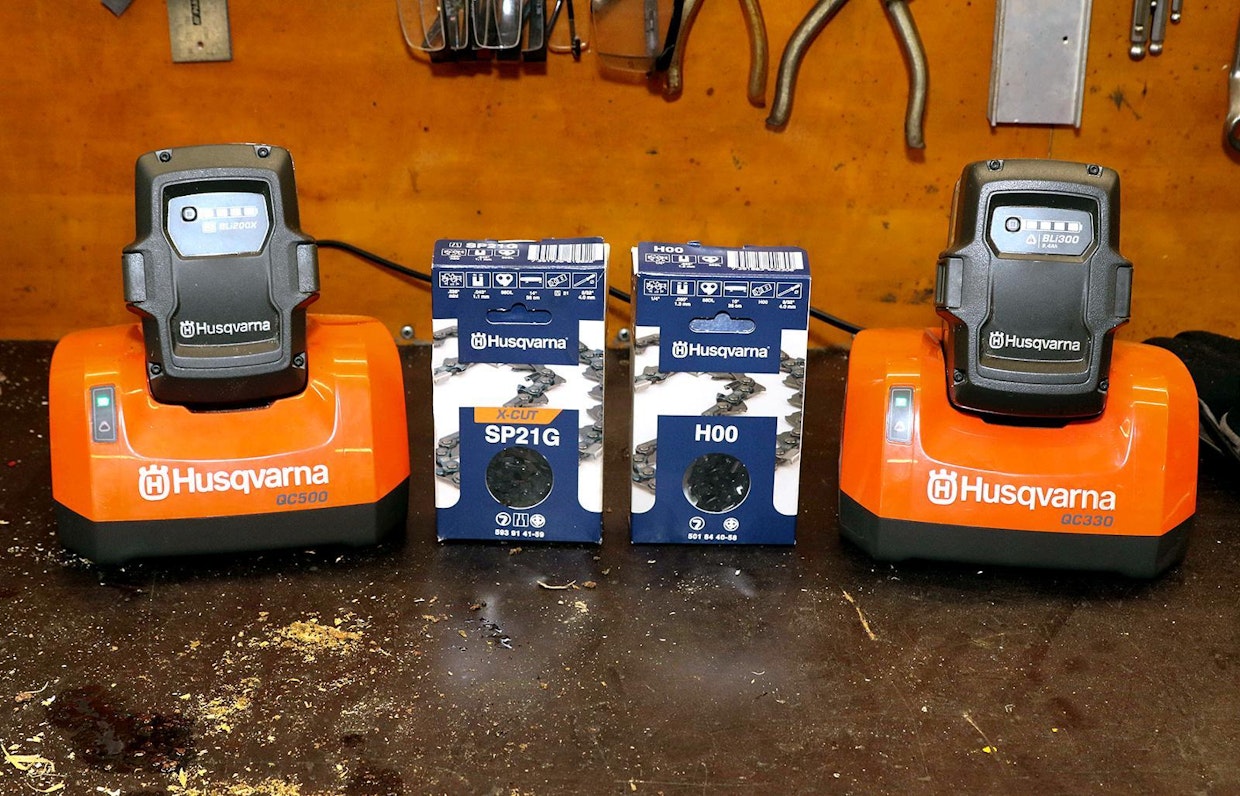 Husqvarna 36 V -akkusarjasta ketjusahojen kavereiksi soveltuvat parhaiten kevyempi BLi 200X ja suuremman energiamäärän BLi 300. Latauslaitteissa ehdottomasti järkevämpi hankinta on nopeampi QC330. Teräketjujen osalta X-Cut SP21G on erityisesti akkuketjusahakäyttöön suunniteltu, H00 oksasahoihin.